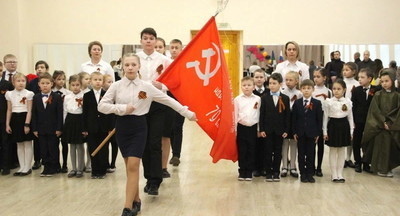 В КПРФ предложили еженедельно поднимать в школах копию Знамени Победы