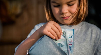 Опрос: какие суммы готовы давать родителям детям на карманные расходы