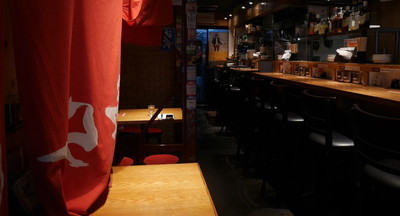 В Токио владелец раменной запретил гостям пользоваться телефонами во время еды