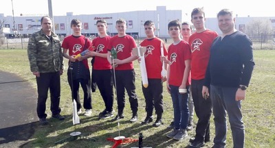 Московские школьники в День космонавтики запустили реактивные ракеты