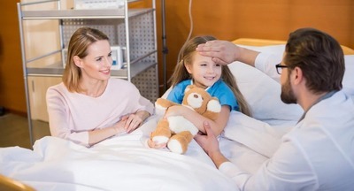В Госдуму внесли проект о праве родителей бесплатно находиться в больнице с детьми до 8 лет