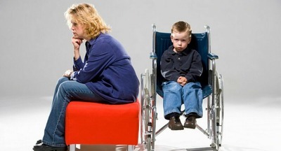 Пособия по уходу за ребенком-инвалидом смогут получать и работающие родители