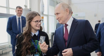 Владимир Путин встретился на космодроме Восточный со школьницей, разрабатывающей спутники