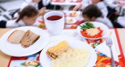 В Госдуме предложили увеличить время школьной перемены, чтобы дети успевали обедать