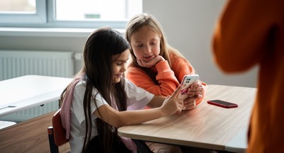 Петербургские депутаты хотят запретить ученикам пользоваться телефонами в школах