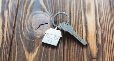 Парам, прожившим в браке не менее 10 лет и родившим ребенка, предложили выдавать квартиры бесплатно