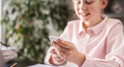 Опрос: 83% российских родителей поддерживают запрет смартфонов в школах