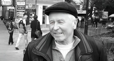 Шпага с золоченным эфесом на фоне хора учителей. Анатолий Федорович Пазухин